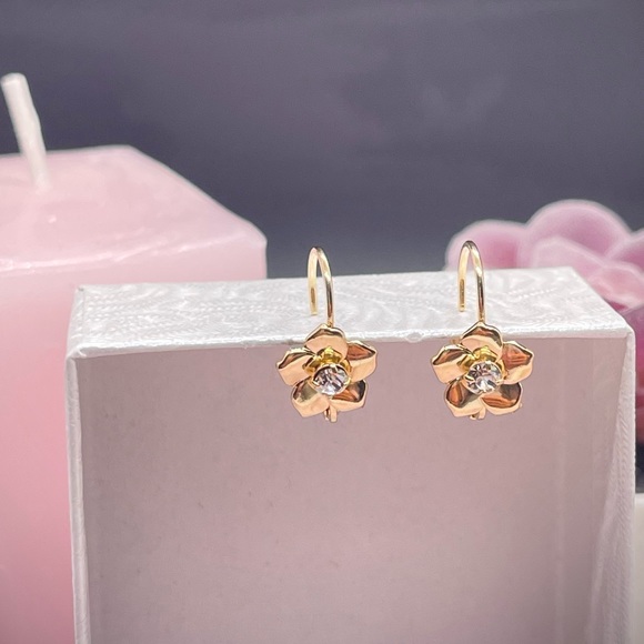 18k Gold Filled Cubic Zirconia Flower French Lock Earrings 🌸✨ - Picture 5 of 7